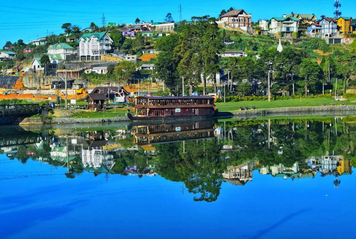 Lake Gregory in Nuwara Eliya with a colonial-style building